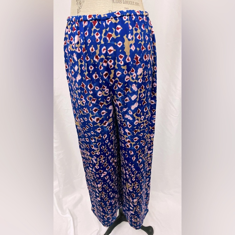 Beautiful pants, with side pockets.